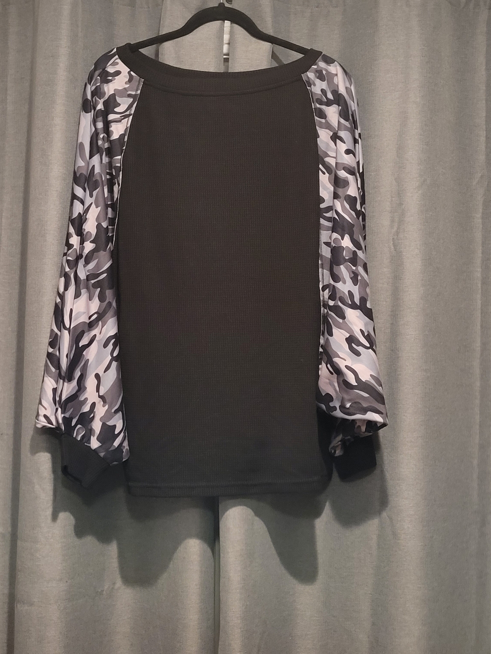 Savana Janes 2xl Women’s Black Top with Gray Camo Dolman Sleeves
